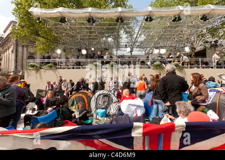 La foule en face de l'abbaye de Westminster le jour avant le mariage du Prince William et Kate Middleton Banque D'Images