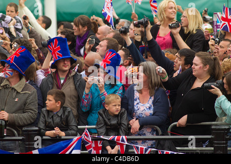 La foule attendre le retour de la Reine et le Prince Philip, (29 avril 2011), Londres, Angleterre Banque D'Images