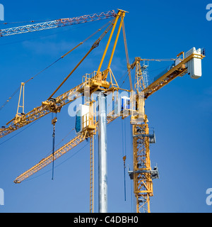 Grue de construction isolé sur ciel bleu clair Banque D'Images