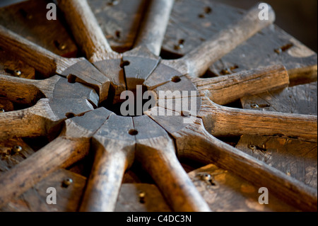 Close-up et la fabrication de l'ancienne roue de chariot Banque D'Images