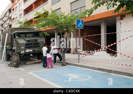 Lorca Espagne bâtiment tremblement de scène. Des camions de l'armée et les habitants. Grand séisme destructeur. Banque D'Images