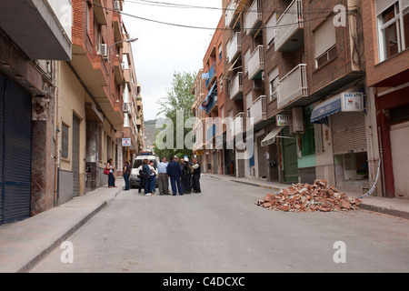 Lorca Espagne tremblement scène bâtiment avec des dirigeants gouvernementaux de discuter l'édifice des débris. Séisme destructeur. Banque D'Images