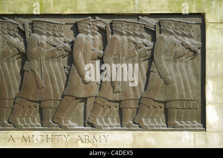 WW1 cénotaphe en dehors de St George's Hall, Liverpool, Merseyside, Angleterre. Conçu par L.B.Budden et sculpté par H.Tyson Smith. Banque D'Images