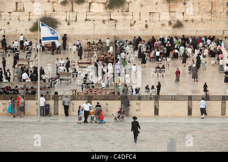 Les hommes et les femmes juifs prier dans différentes sections du Mur des lamentations, Jérusalem, Israël. Banque D'Images