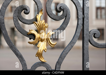 La ferronnerie doré orné sur porte d'entrée au château de Prague Banque D'Images