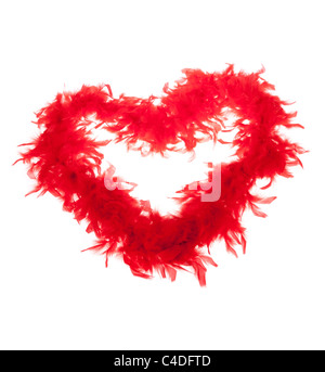 Des plumes rouges-boa, forme de coeur, photo sur le fond blanc Banque D'Images