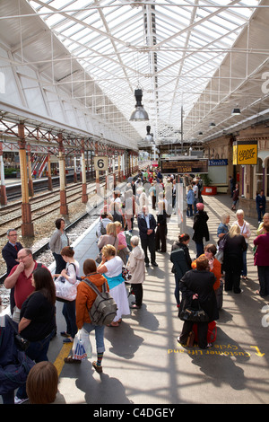 En attendant le train à la gare de Crewe dans le Cheshire UK Banque D'Images