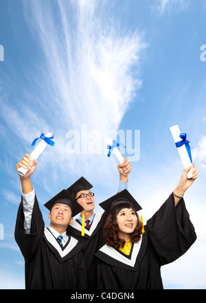 Happy group de l'obtention du diplôme les étudiants titulaires de leur diplôme. Banque D'Images