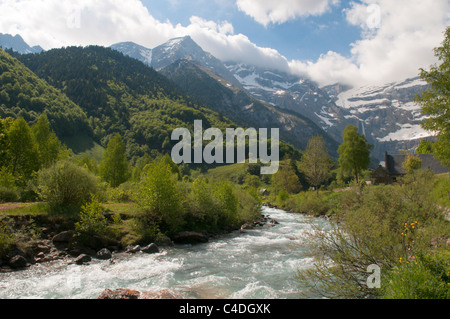 Vue vers le Cirque de Gavarnie Gavarnie et la rivière. Parc National des Pyrénées, les Pyrénées, France. De juin. Banque D'Images