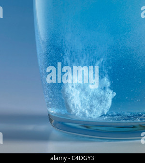 Libre de prise d'un comprimé effervescent dissout presque dans un verre d'eau Banque D'Images
