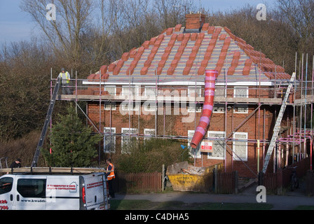 De nouvelles tuiles empilés sur le toit prêt à la pose de toitures, le SIAM Propriétés, Hastilar Road, Sheffield, Mars 2011 Banque D'Images