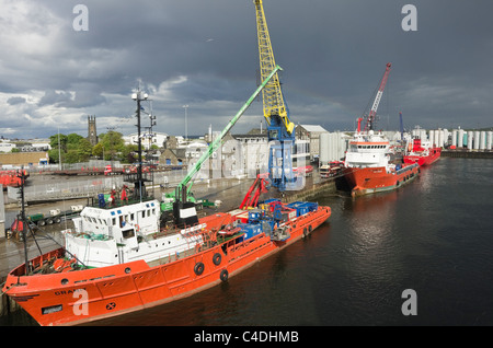 Des navires amarrés dans le port qui fournit les plates-formes pétrolières en Mer du Nord industrie pétrolière en mer. Aberdeen, Aberdeenshire, Scotland, UK, Grande-Bretagne Banque D'Images