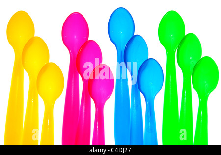 Douze cuillères colorées sur un fond blanc Banque D'Images