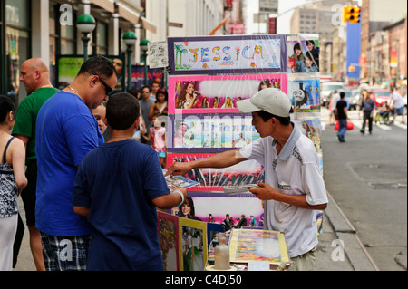 Les rechercheurs de l'examen de marchandises au marché de rue dans le quartier chinois, la ville de New York. Banque D'Images