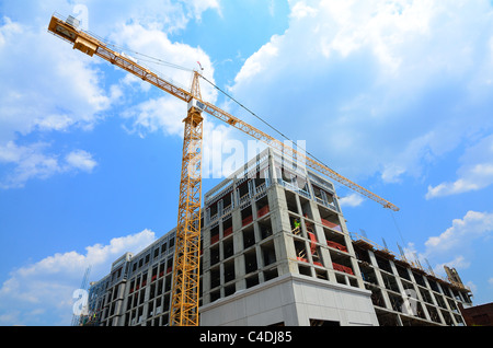 Grande grue sur un bâtiment en construction. Banque D'Images