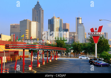 L'emblématique fast food restaurant 'Le Varsity' a servi le métro-région d'Atlanta depuis 1928, celle-ci dans le centre-ville d'Atlanta, GA. Banque D'Images