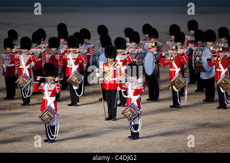 Les Musiques de la garde de la Division des ménages mars et jouer à la cérémonie annuelle de battre en retraite à Londres. Banque D'Images