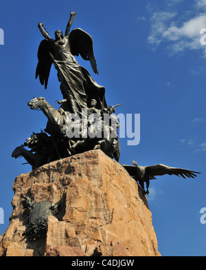 Ciel bleu, figure la liberté bronze horse grenadiers et condor en vol, de l'armée d'Andes Monument, Cerro Gloria, Mendoza, Argentine Banque D'Images