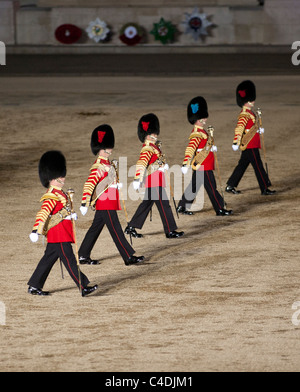 Quatre drum majors des régiments de la garde de l'Armée britannique en mars Horse Guards Parade au cours de la cérémonie de sonnerie de la retraite. Banque D'Images