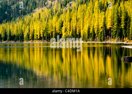 Crystal Lake est situé dans la montagne de Mission au-dessus de la Swan Valley Seeley dans l'ouest du Montana. Banque D'Images