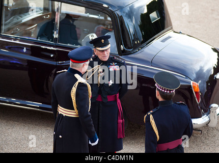 Son Altesse Royale le Prince Philip le duc d'Édimbourg parle aux officiers de l'armée avant la sonnerie de la retraite 2011 Cérémonie à Londres Banque D'Images