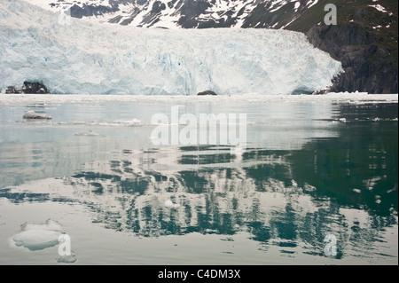 L'eau calme reflète le visage d'Aialik glacier dans l'Alaska's Kenai Fjords National Park. Banque D'Images