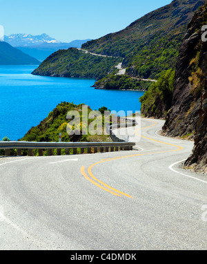 L'autoroute le long de la côte du lac Banque D'Images