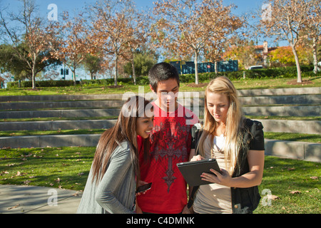 Californie ethnique diversité ethnique multi raciale groupe adolescents Blackfoot American Indian, à l'aide d'adolescents hispaniques iPad iPhone mobile.15-18 ans ans Banque D'Images