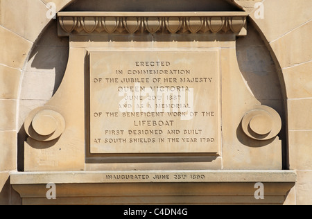 Une plaque en pierre gravée sur le sauvetage du jubilé de la reine Victoria Memorial à South Shields, North East England, UK Banque D'Images