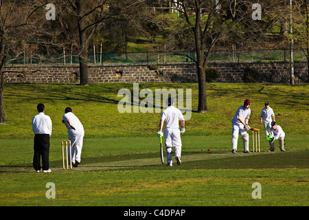 Melbourne Australie / un match de cricket amateur en cours dans la région de Royal Park. Victoria de Melbourne en Australie.