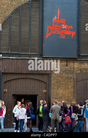 Les jeunes touristes en dehors de la London Dungeon, Tooley Street, London, UK Banque D'Images