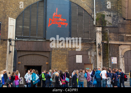 Les jeunes touristes en dehors de la London Dungeon, Tooley Street, London, UK Banque D'Images