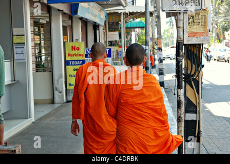 Deux moines bouddhistes, marcher dans les rues de Chiang Mai, Thaïlande Banque D'Images