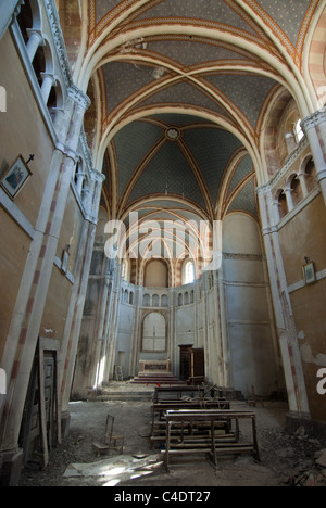 Ancienne église dans la ville de Nocera Umbra en attente de restauration à la suite du tremblement de dommages dans 3 avril 1998. Banque D'Images