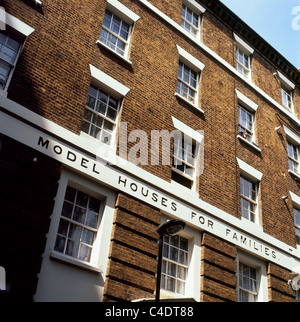 19e siècle maisons modèles pour les familles buildingon Dyott Street près de New Oxford Street dans le centre de Londres WC2 England UK . KATHY DEWITT Banque D'Images