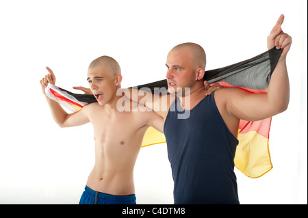 Skinhead allemand acclamant avec drapeau Allemagne hooligans Banque D'Images