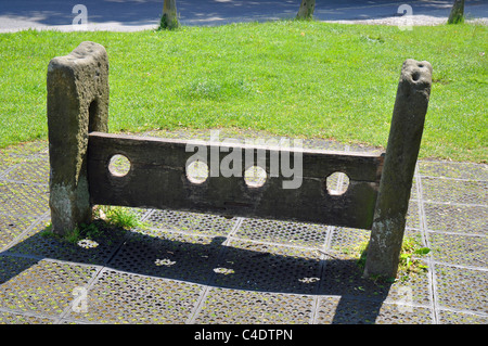 Eyam village, Derbyshire, Angleterre : vieux stocks sur la place du village Banque D'Images