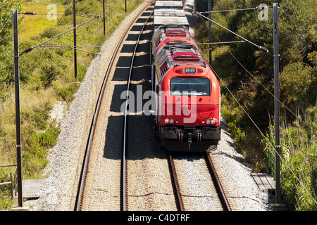 Train de fret passant avec quelques wagons de fret, au Portugal Banque D'Images