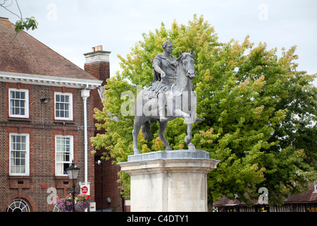 Statue équestre du roi William III en centre de Petersfield Hampshire Angleterre Banque D'Images