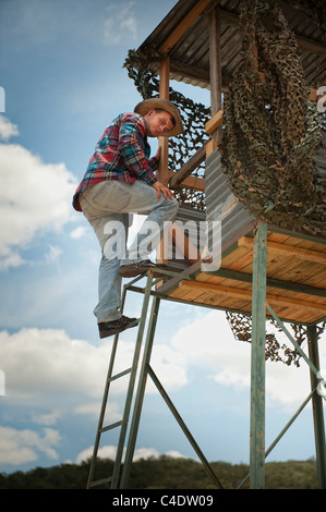 Jeune homme aveugle deer escalade Banque D'Images