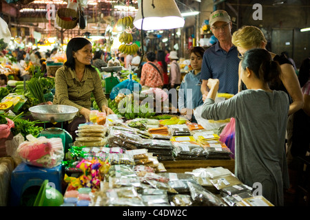 La section des fruits et légumes à l'intérieur de l'ancien marché à Siem Reap, Cambodge Banque D'Images