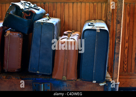 Vieille valise et sacs de voyage Banque D'Images