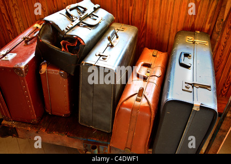 Vieille valise et sacs de voyage Banque D'Images