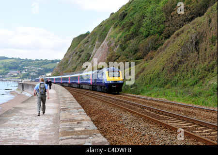 Un premier grand train de l'ouest sur la voie de gauche juste après avoir dawlish teignmouth devon england uk Banque D'Images