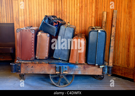 Vieille valise et sacs de voyage Banque D'Images