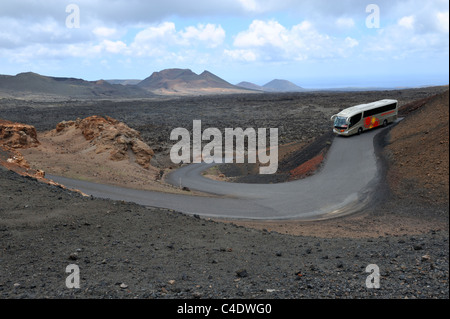 Tour bus visiter zone volcanique de Parque National de Timanfaya, Lanzarote, Canaries Banque D'Images