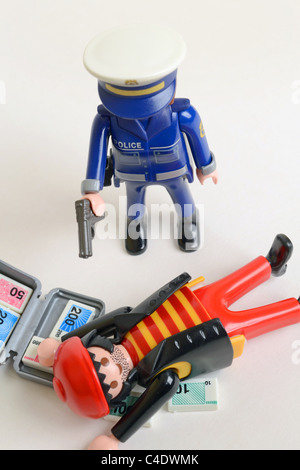 Agent de police pistolet tir criminel crime violence Playmobil Banque D'Images