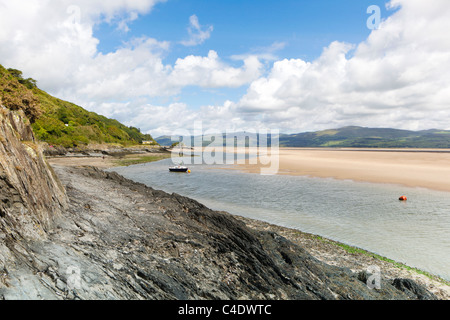 Un bateau amarré dans l'estuaire à Aberdovey (Aberdyfi) au Pays de Galles. Banque D'Images