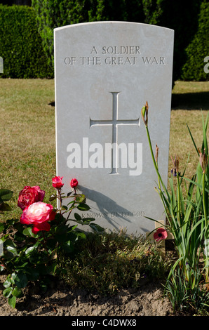 Tombe du soldat britannique non identifié à Ramparts cemetery, Ypres Banque D'Images