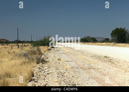 Le sec et la route au nord de Windhoek, Namibie. Banque D'Images